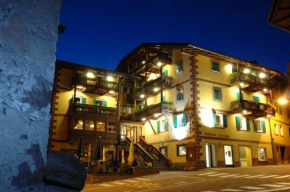 Отель Hotel Alpino, Варена